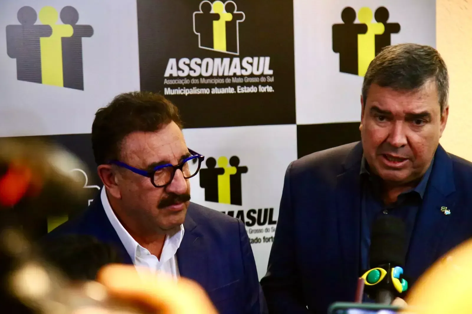 Imagem de compartilhamento para o artigo Ratinho declara apoio à reeleição de Eduardo Riedel em 2026 durante evento na Assomasul da MS Todo dia